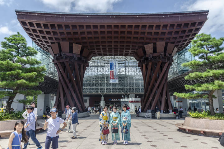 129 - Kanazawa - estacion central - Puerta Tsuzumi y mujeres japonesas